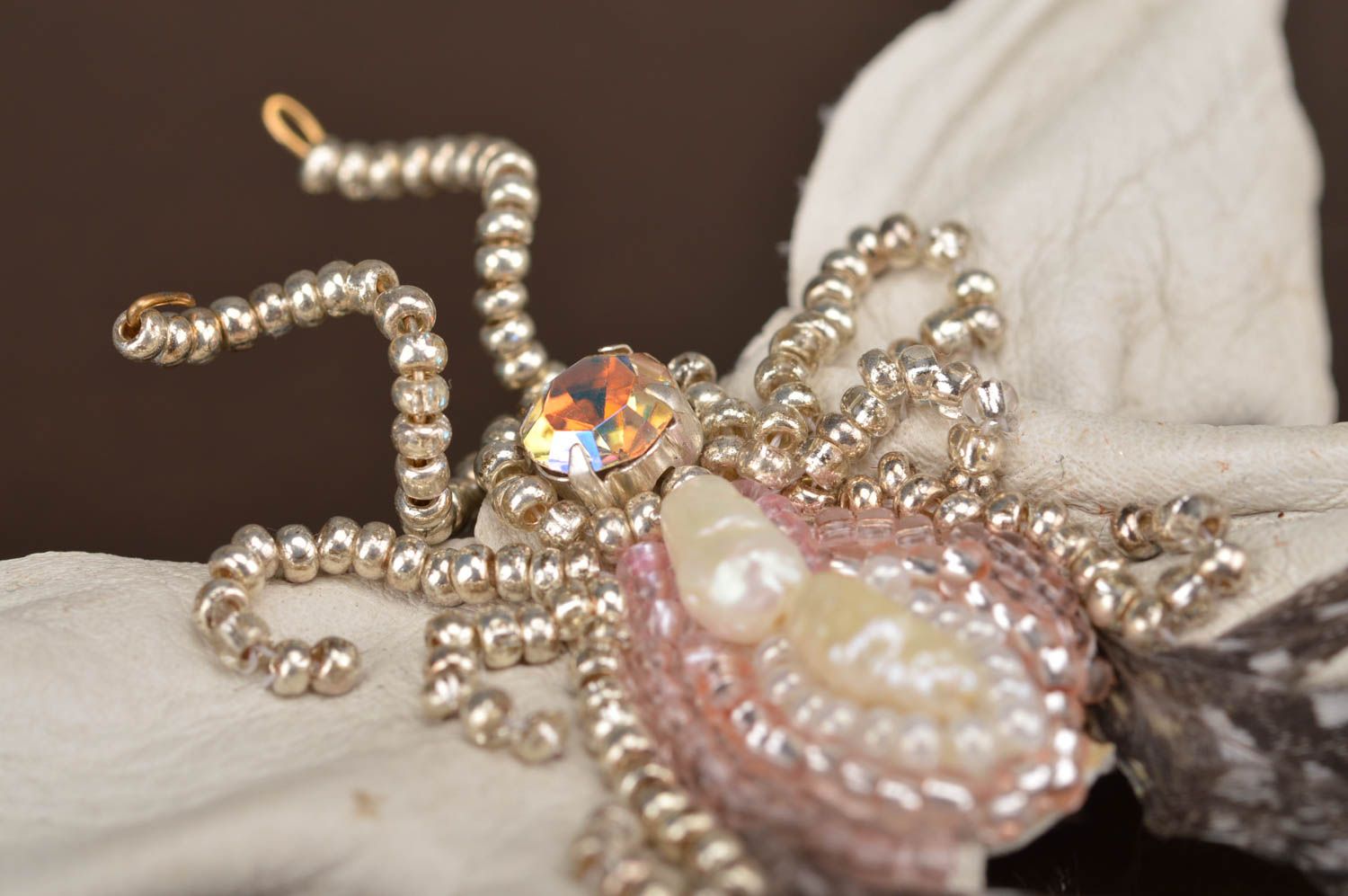 Broche blanche en cuir plumes perles de rocaille grande faite main Papillon photo 2