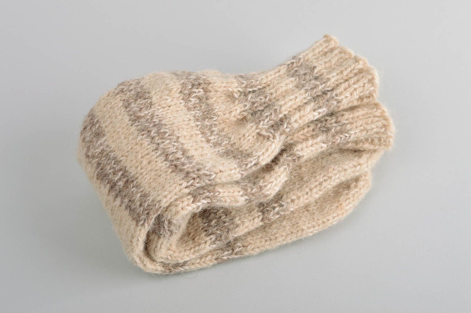 Handgemachte originelle Socken helles Winter Accessoire Socken gestrickt schön foto 5