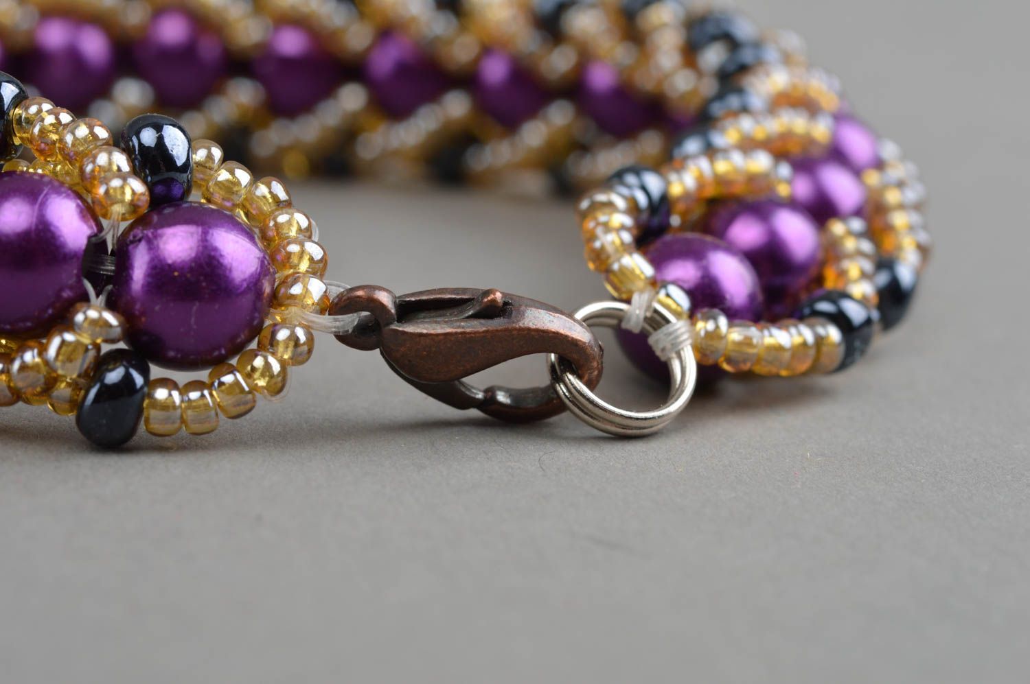 Bracelet en perles fantaisie et perles de rocaille fait main violet original photo 4