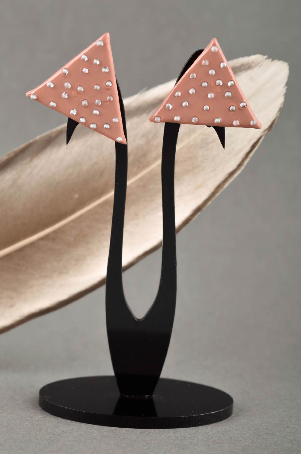 Beige Ohrringe Dreiecke handmade Designer Schmuck Accessoire für Frauen foto 1