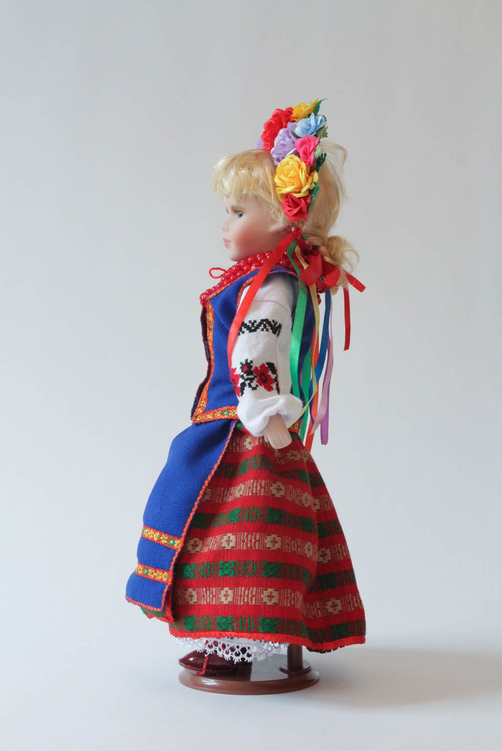 Poupée décorative en tenue traditionnelle ukrainienne photo 3
