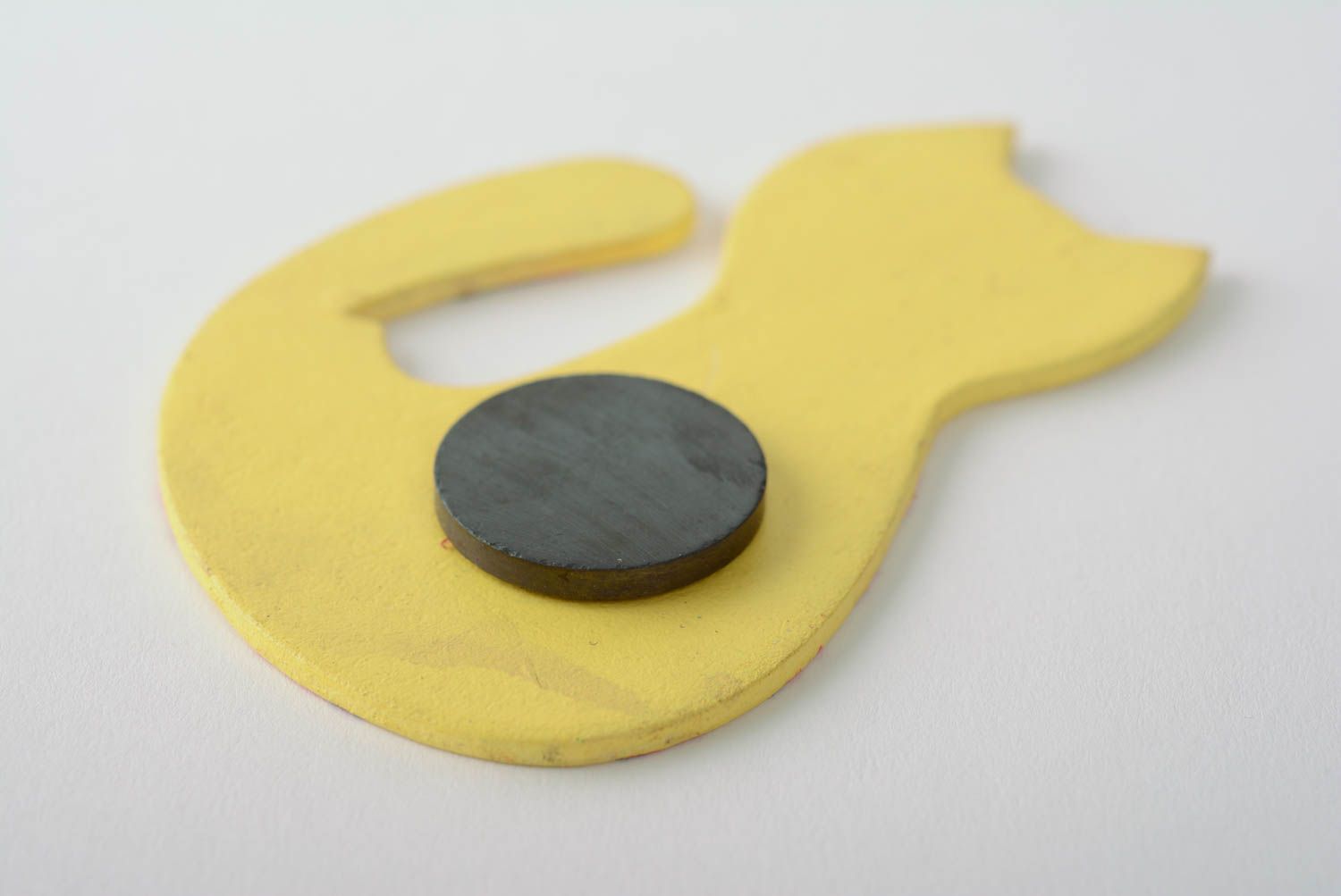 Bemalter handmade Magnet für Kühlschrank aus MDF in Form von netter Katze  foto 4