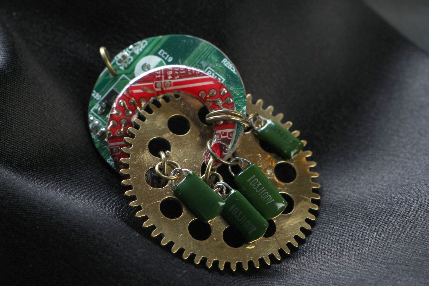 Round steampunk pendant with clock mechanism photo 1