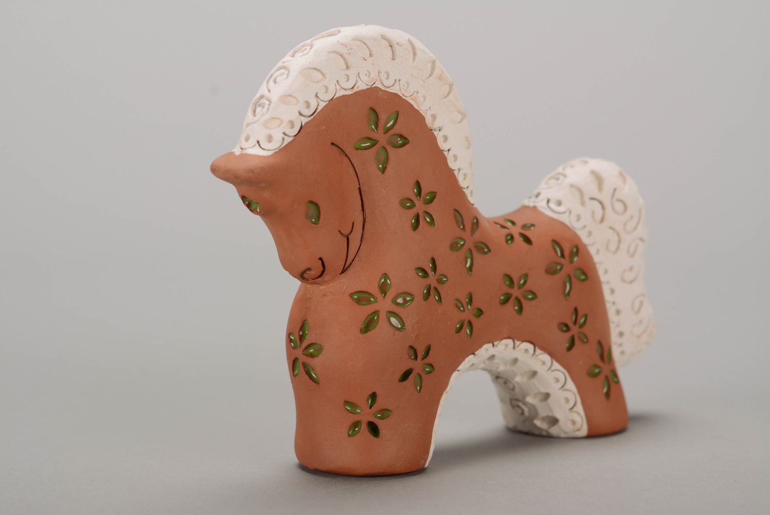 Глиняная лошадка с салатовыми цветами фото 1