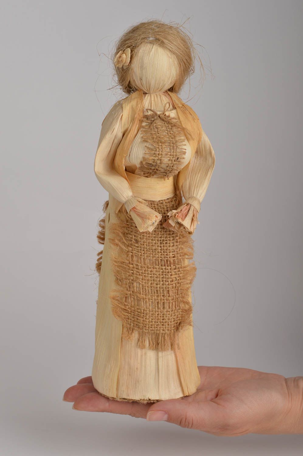 Statuette décorative sous forme de fille faite main en feuilles de maïs photo 5