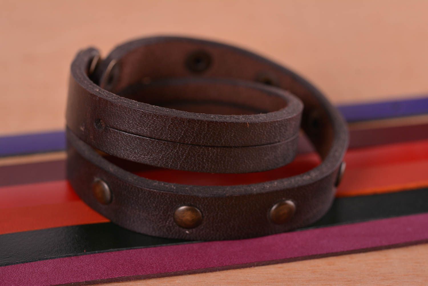 Кожаный браслет ручной работы украшение из кожи коричневый браслет на руку фото 1