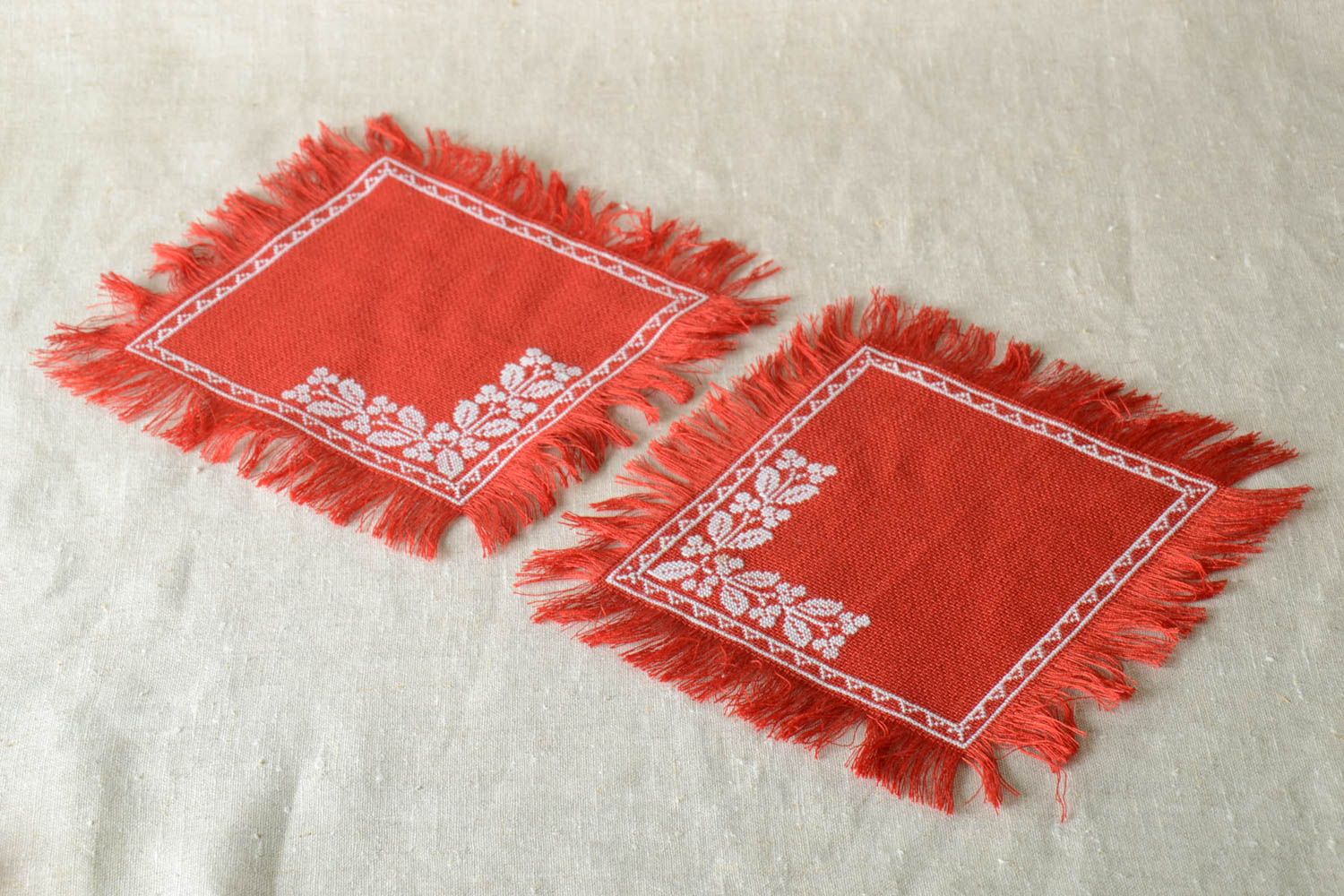 Servilletas bordadas artesanales rojas elementos decorativos diseño de casa foto 1