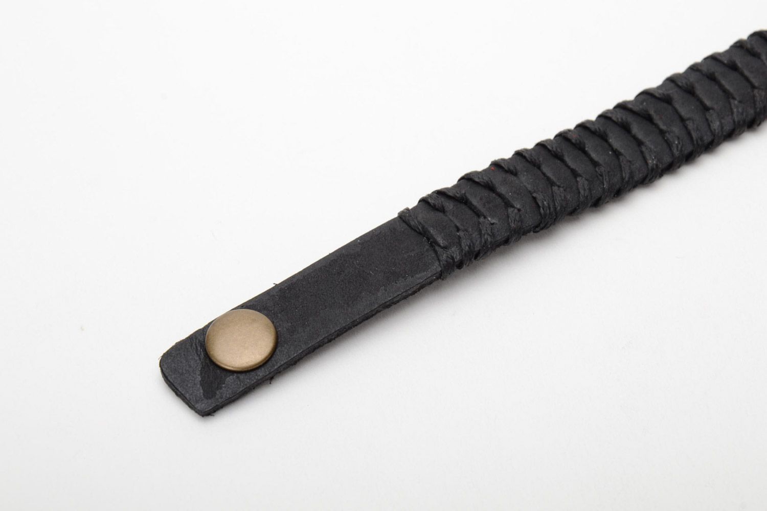 Черный наручный браслет из натуральной кожи ручной работы авторского дизайна фото 5