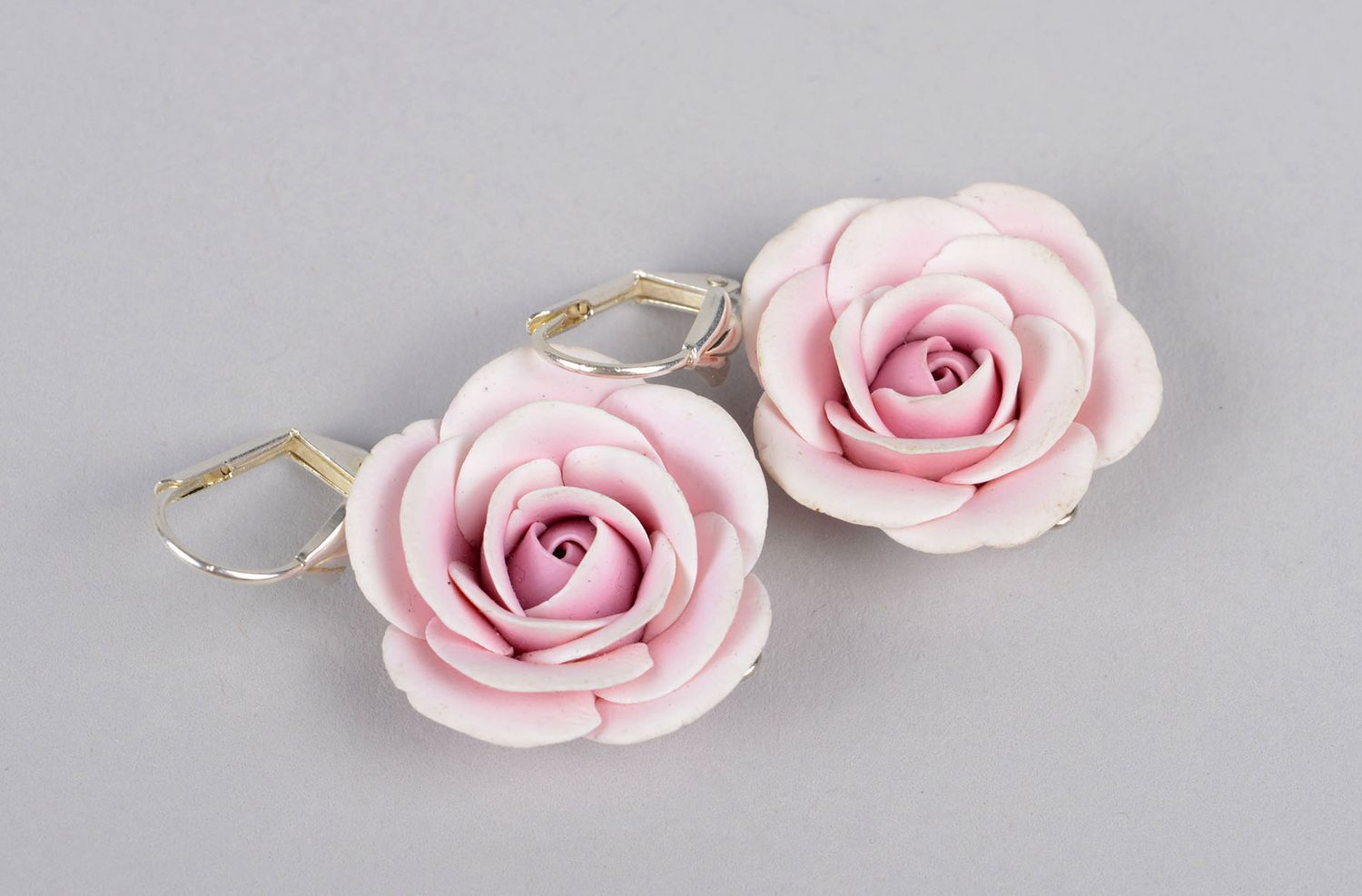 Rosa Blumen Ohrringe handgemachter Polymer Schmuck Accessoire für Frauen schön foto 1