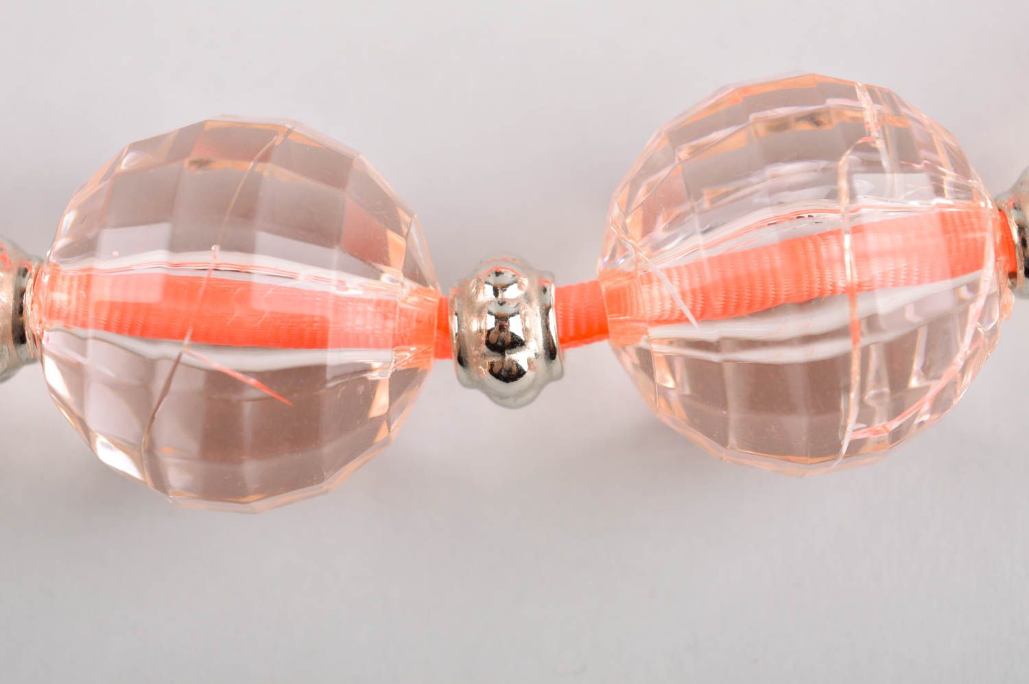 Бусы ручной работы колье из кристаллов на персиковой ленте авторское украшение фото 3