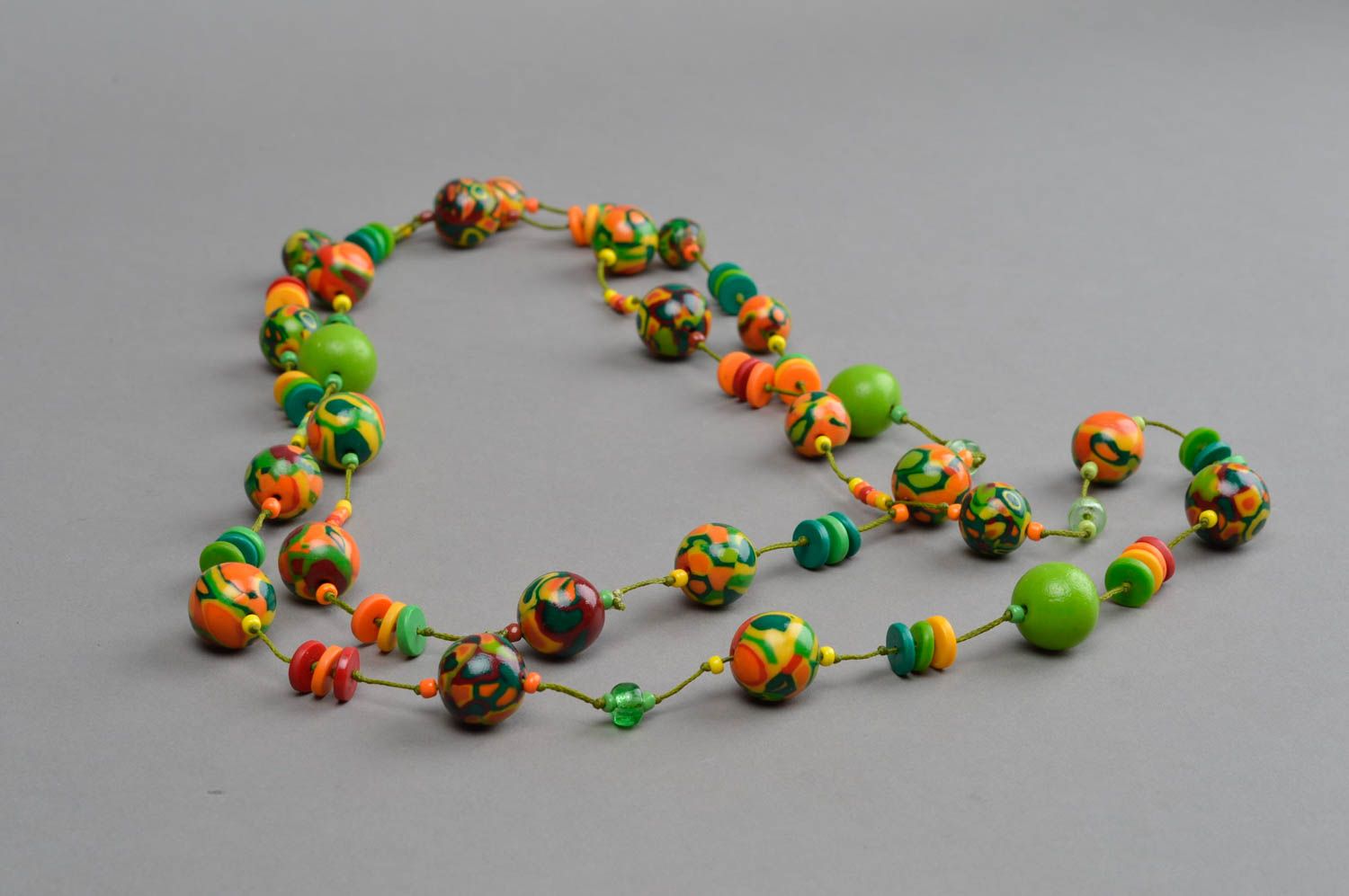 Modische sommerliche grüne bunte schöne handgemachte Halskette aus Polymerton foto 3