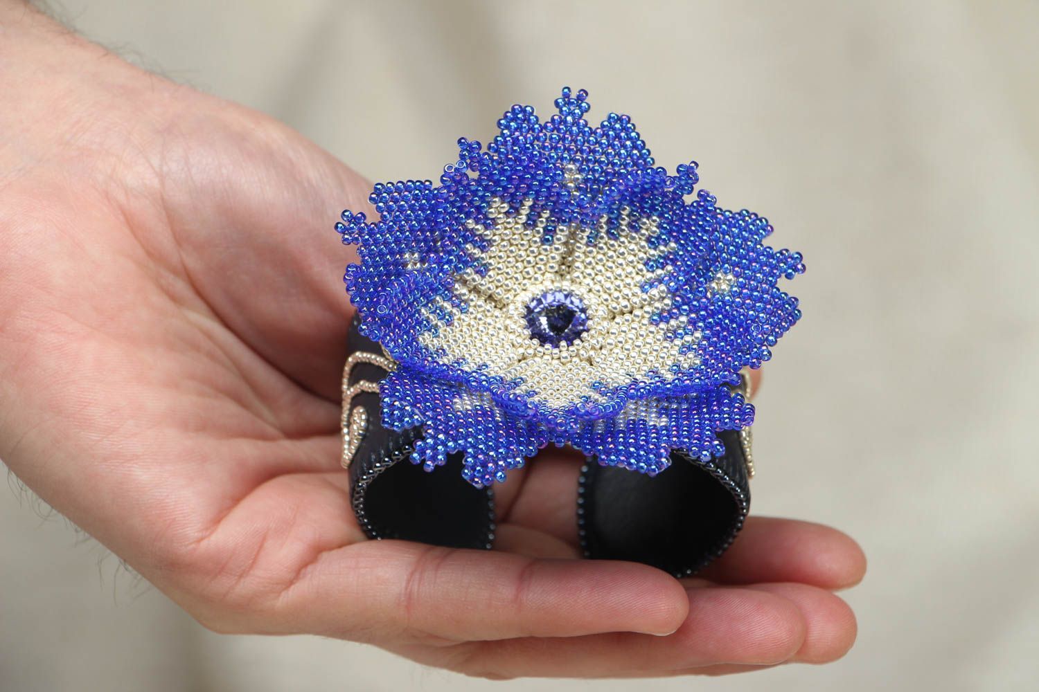 Кожаный браслет с цветком из бисера фото 4