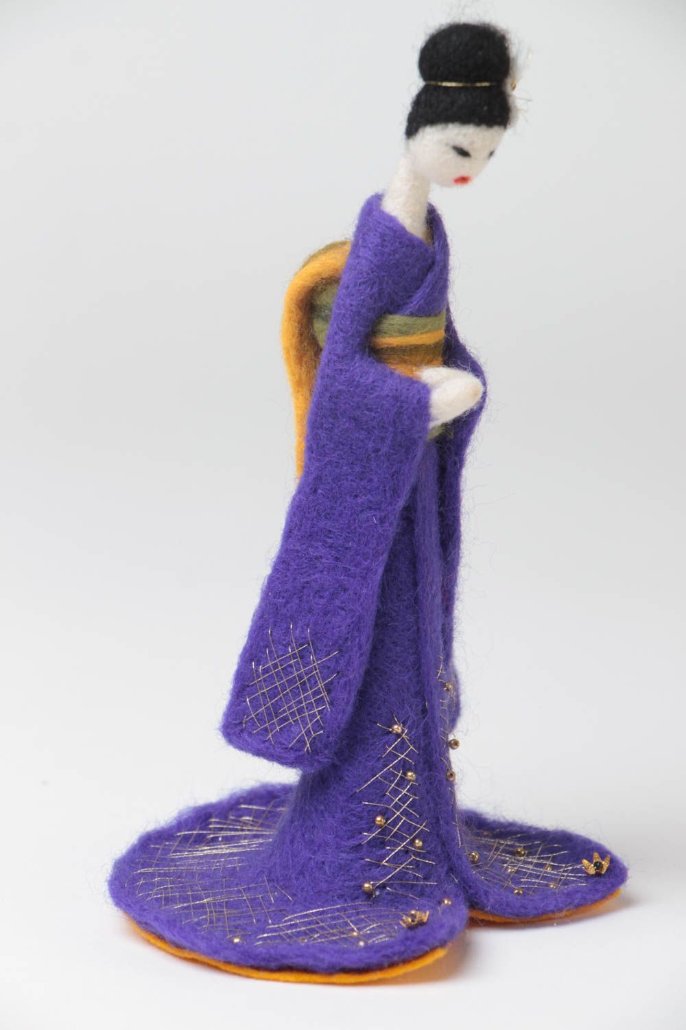 Petite figurine geisha en tenue violette en laine feutrée faite main décorative photo 2