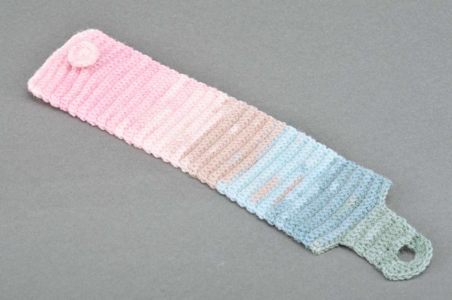 Couvre-tasse en laine au crochet multicolore rayé fait main avec bouton tricoté photo 2