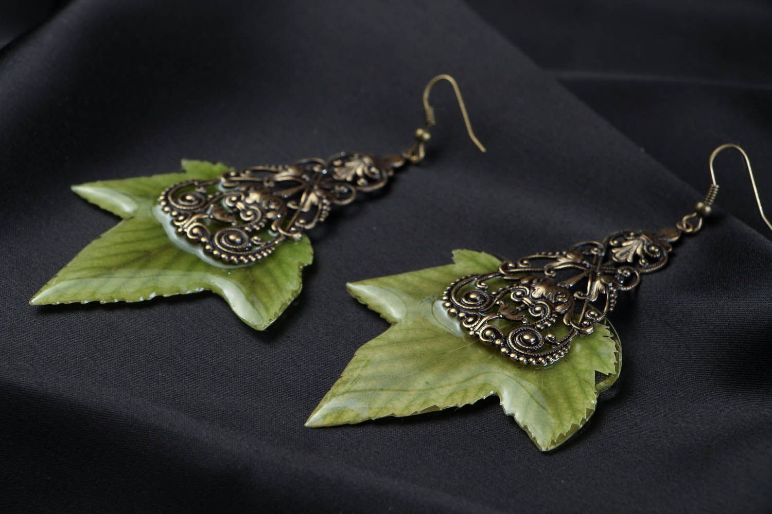 Earrings with currants leaves in epoxy resin photo 1