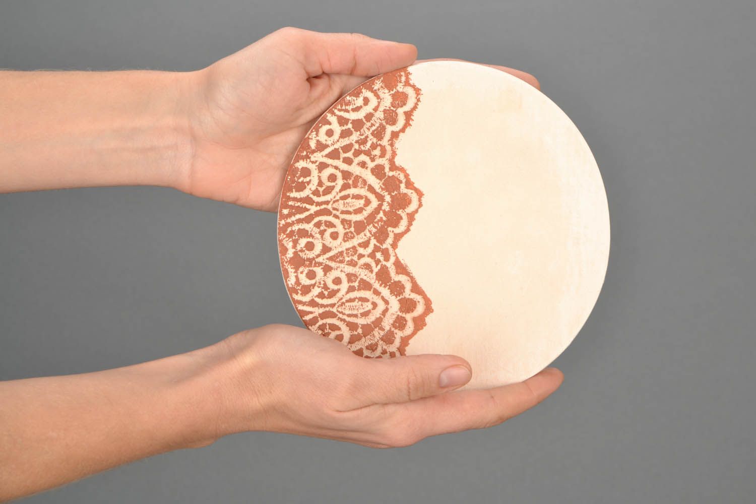 Dekorativer Teller aus Keramik foto 2