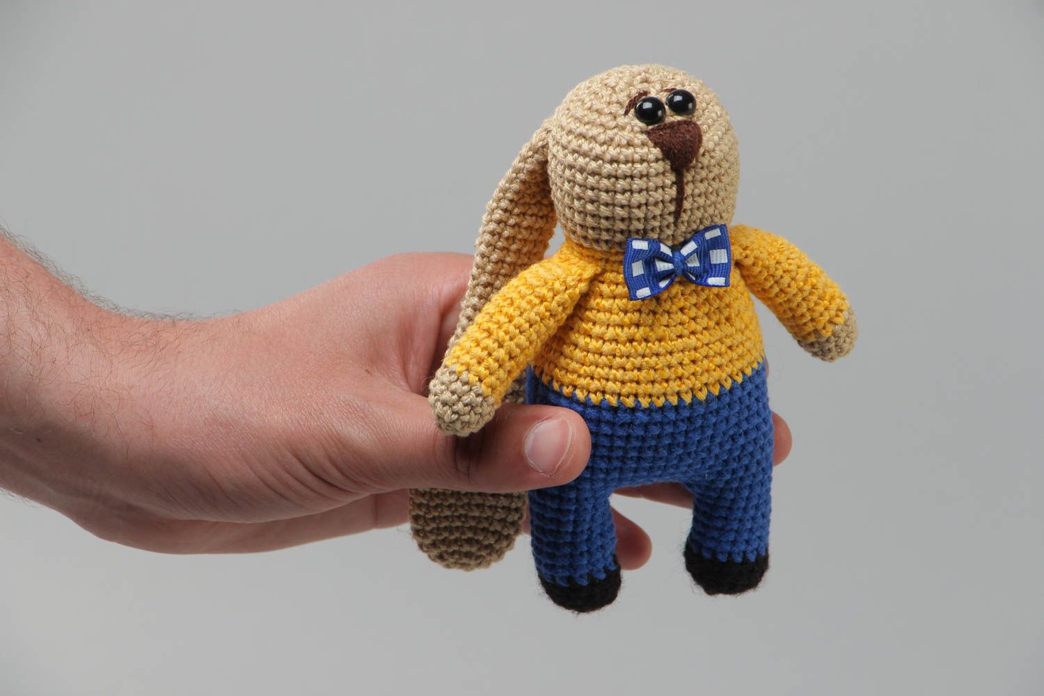 Jouet mou tricoté au crochet petit Lièvre en jaune et bleu original fait main photo 4