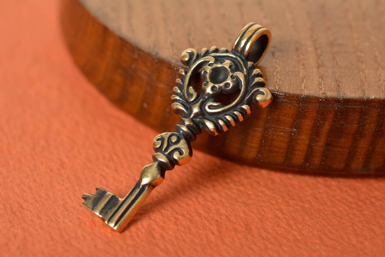Pendentif clef en bronze pour bracelet fait main original bijou de créateur photo 1