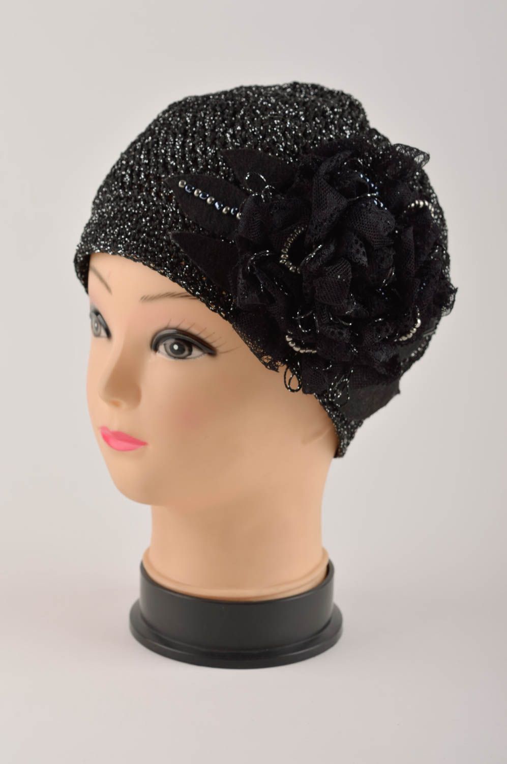 Модная шапка ручной работы шапка оригинальная черная вязаная шапочка с цветком фото 2