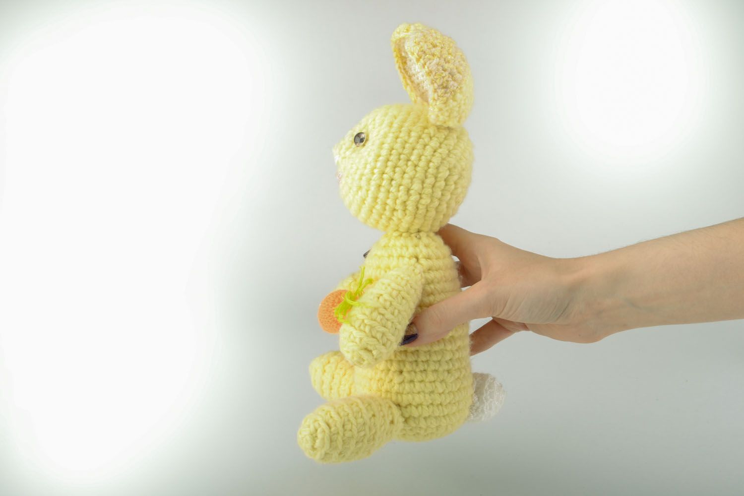 Brinquedo de malha na forma de um coelho com uma cenoura foto 4