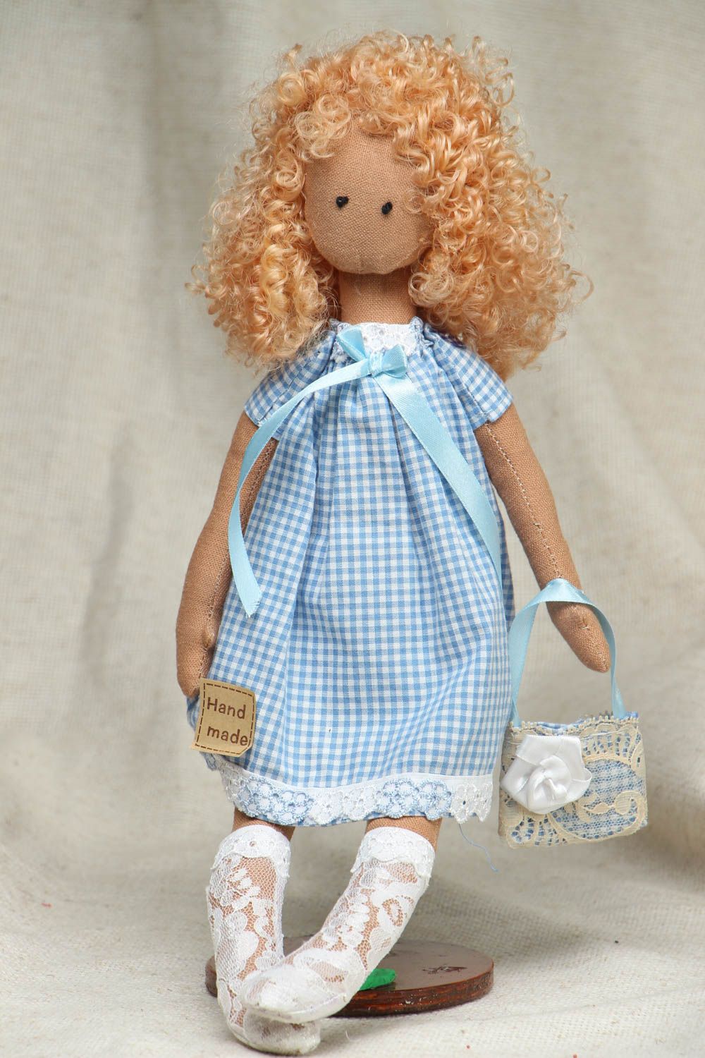 Künstlerische Puppe aus Textil im blauen Kleid foto 1
