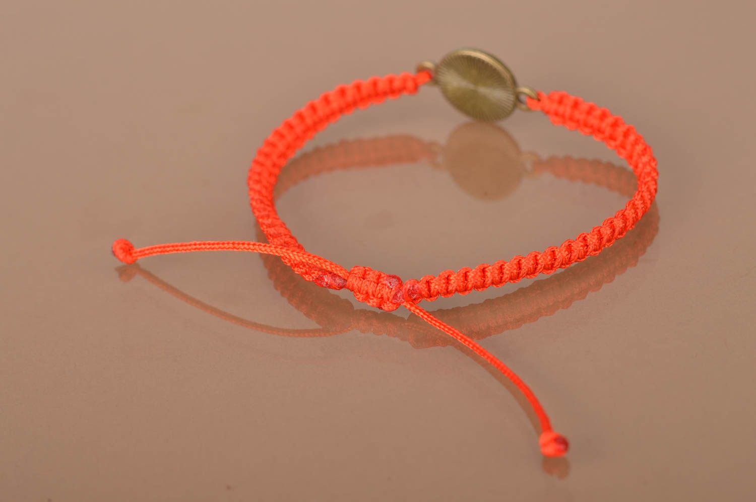 Оригинальный плетеный браслет из вощеной нити красного цвета ручной работы фото 5