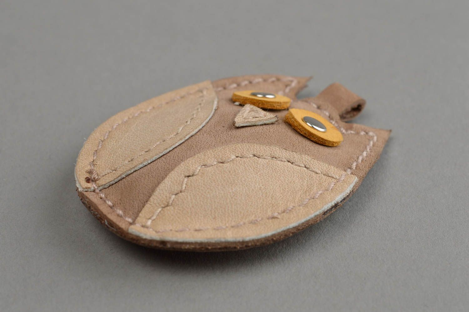 Porte-clés en cuir naturel beige fait main en forme de hibou design original photo 3