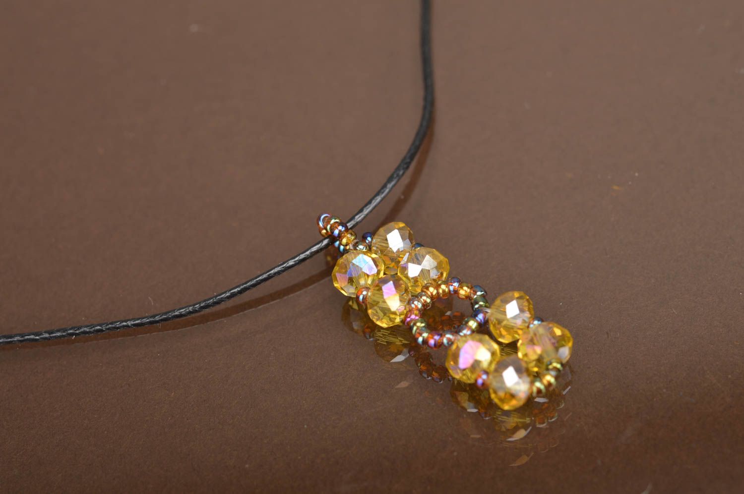 Petit pendentif en perles de rocaille jaune fait main avec cordon pour femme photo 2
