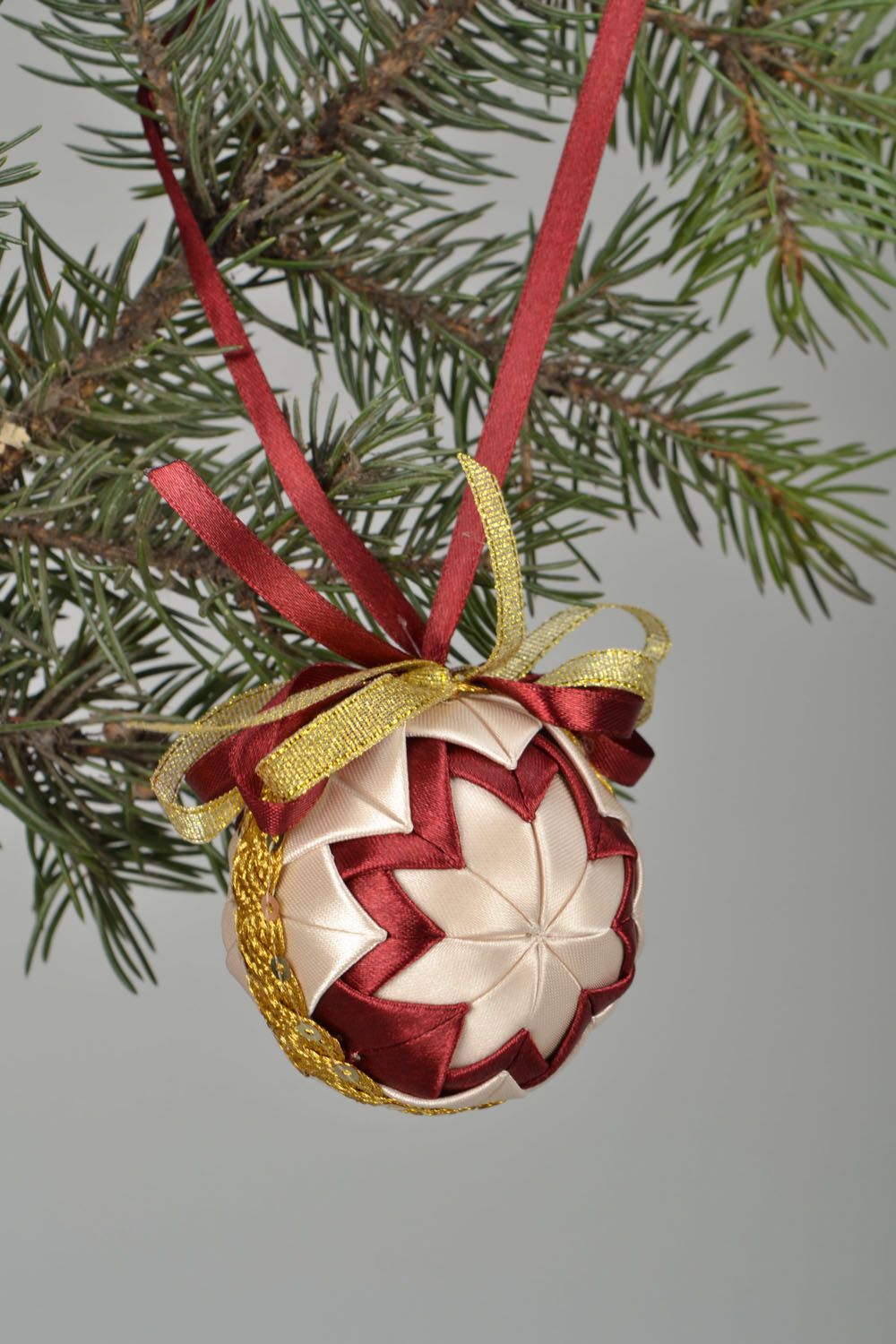 Décoration pour arbre de Noël faite main boule en rubans de satin et brocart photo 1