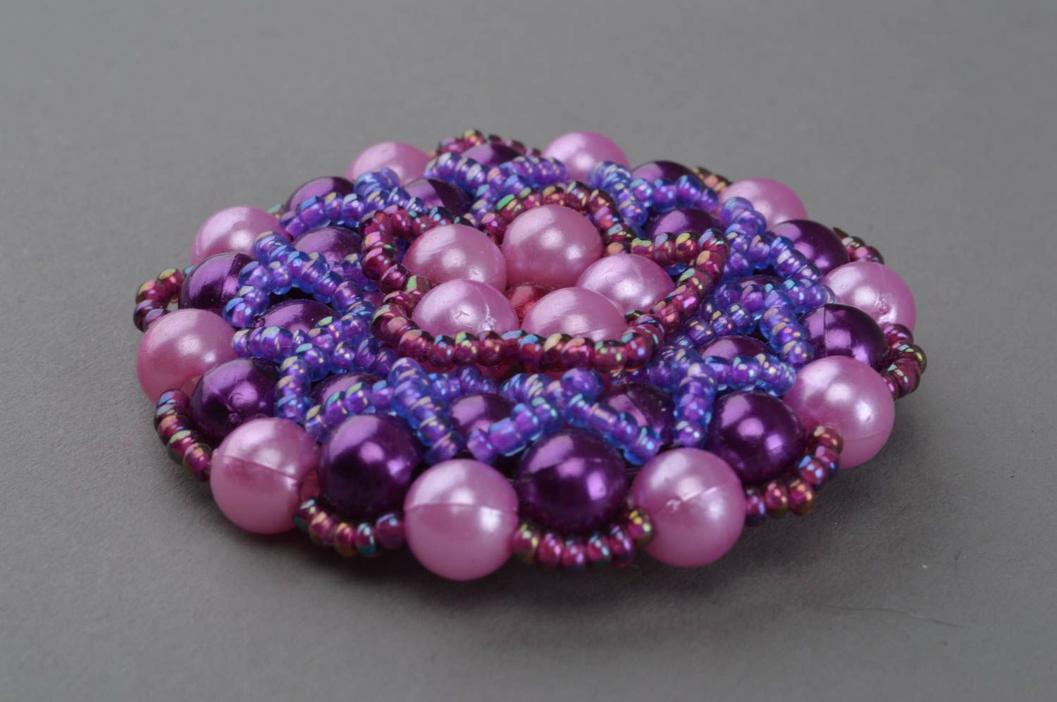 Broche violette ronde faite main en perles de rocaille et perles fantaisie photo 3