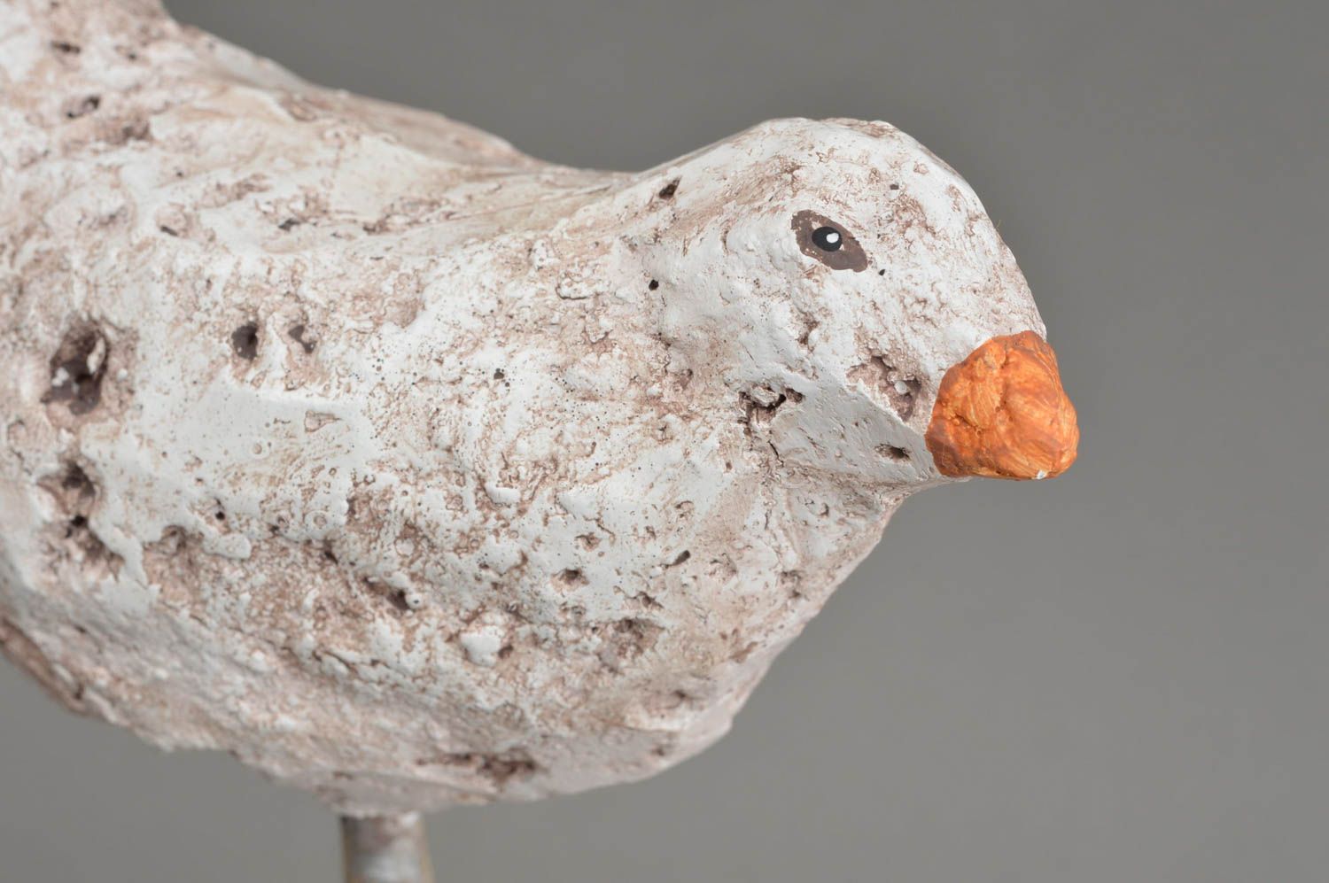 Schöne ungewöhnliche handgefertigte bemalte Vogel Figur aus Gips mit Ständer foto 4