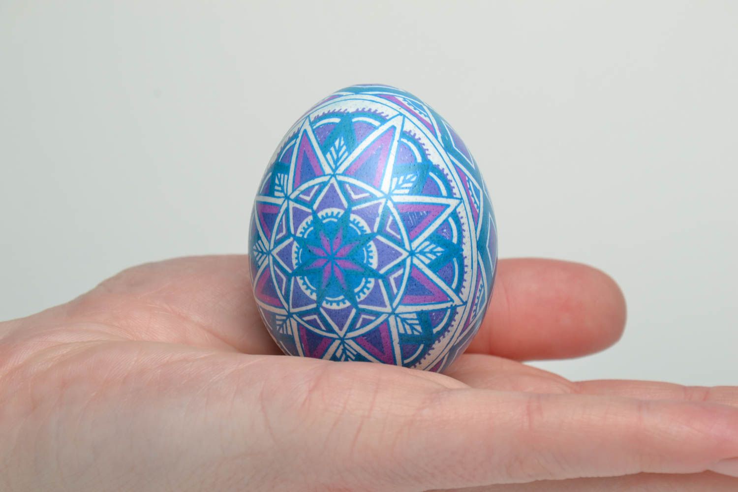 L'uovo decorativo fatto a mano pysanka dipinta a mano pasquale azzurra
 foto 5