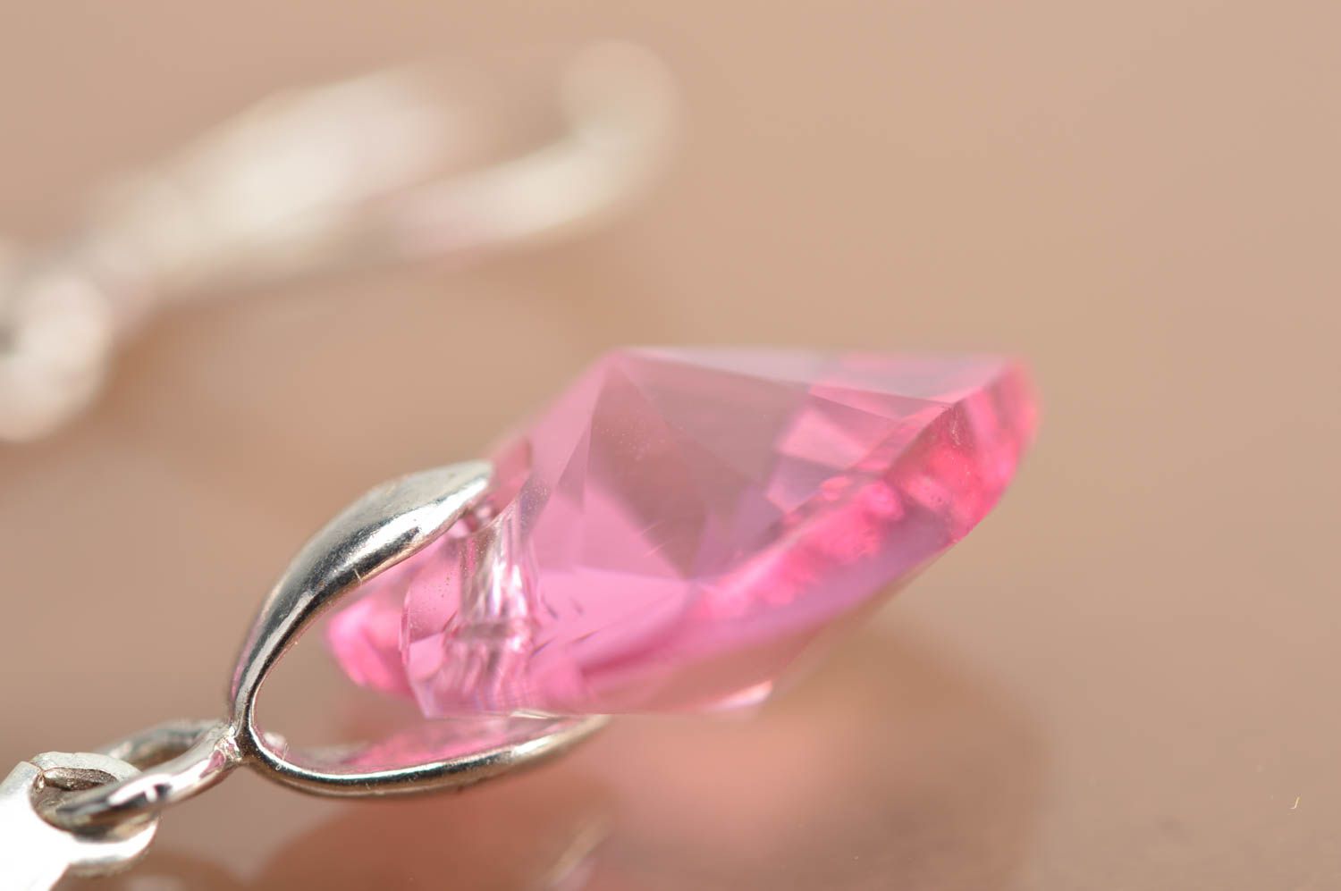 Серьги с кристаллами в виде сердечек розовые нежные изысканные ручной работы фото 4