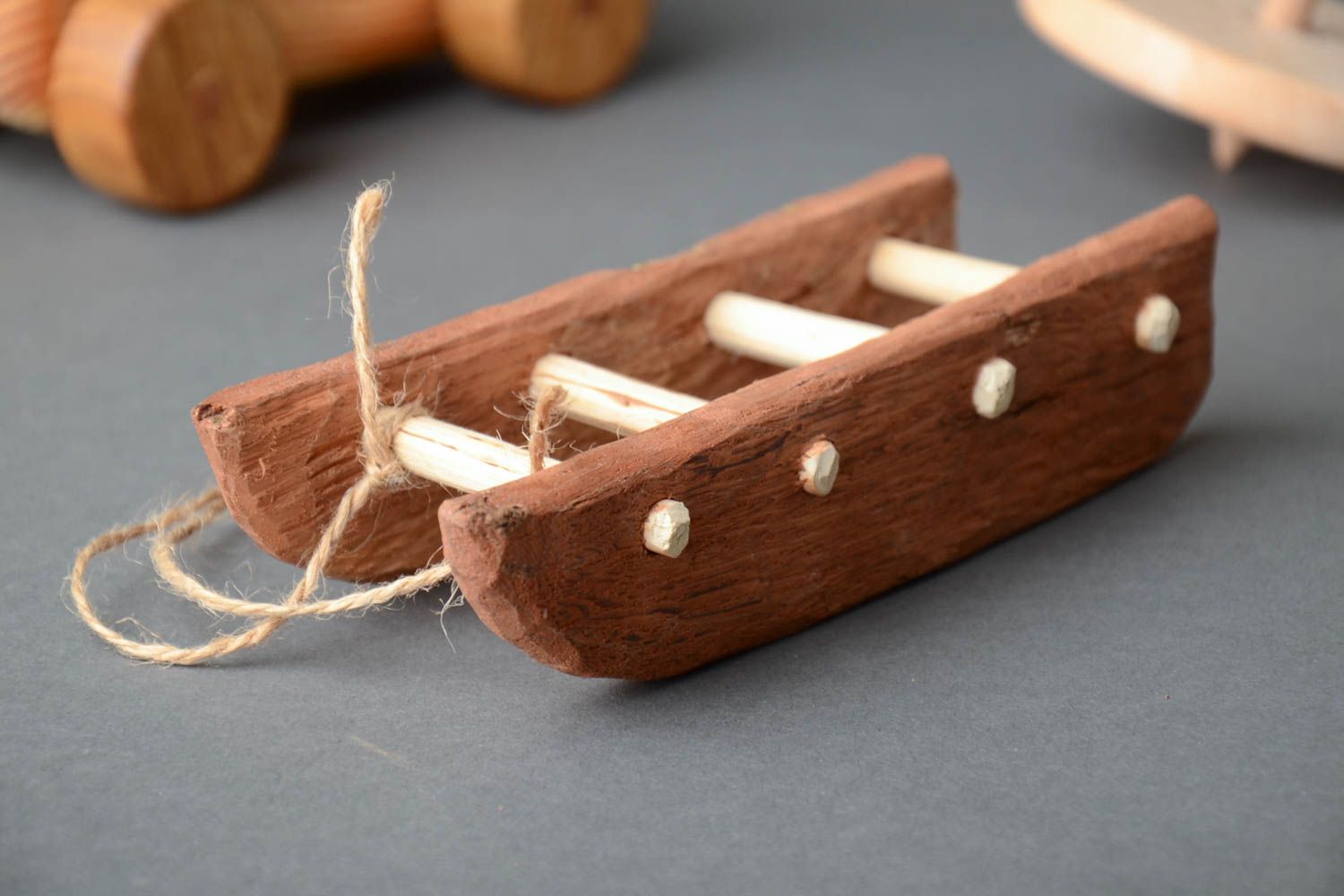 Juguete de madera hecho a mano con forma de trineo para niños y para interior foto 1