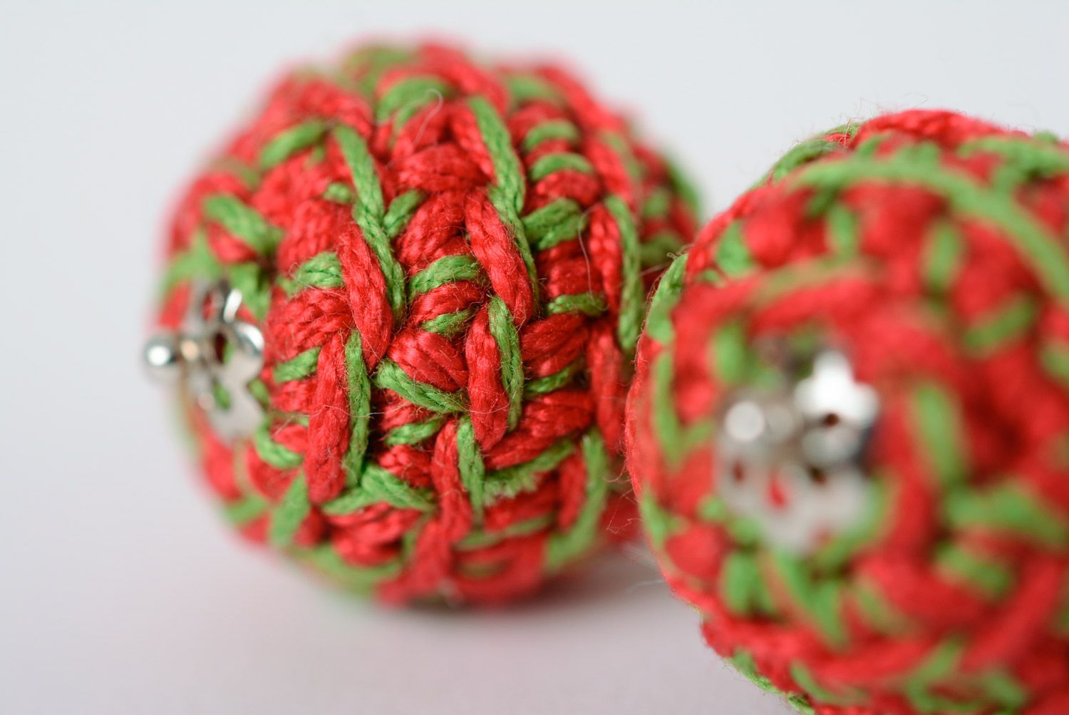 Rote und grüne runde und weibliche handgemachte Ohrringe aus Stoff mit Glasperlen foto 5