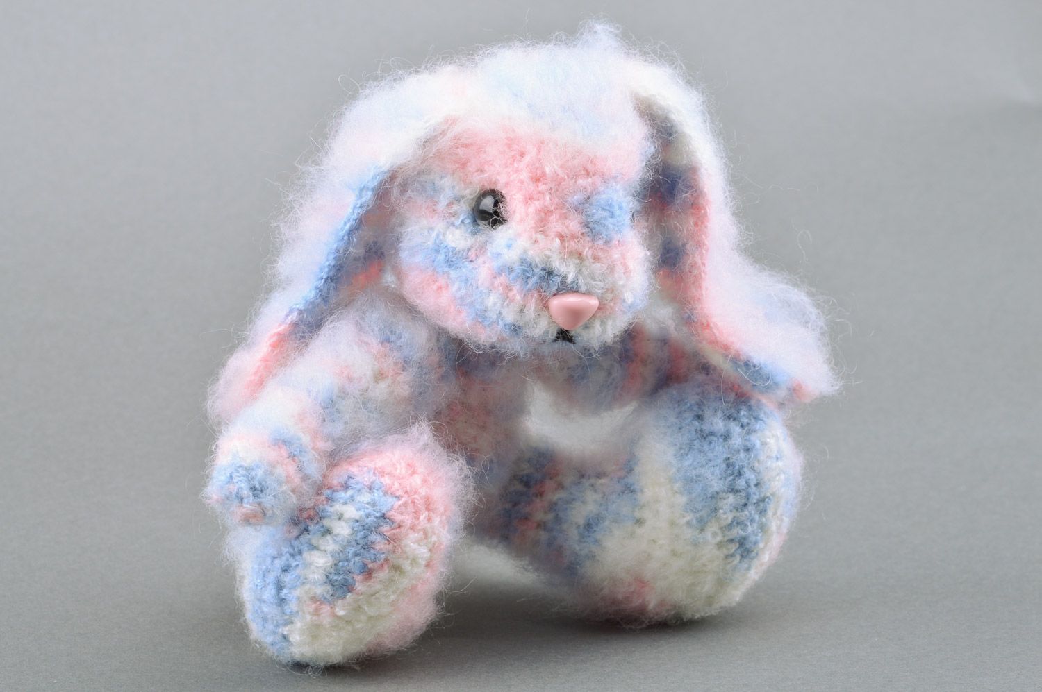 Doudou lièvre rose et bleu tricoté en mohair au crochet fait main pour enfant photo 5