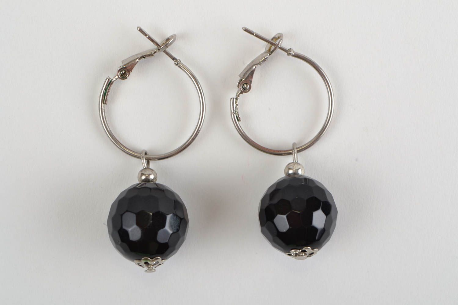 Schwarze Ohrringe aus Glas und Metall künstlerischer Schmuck für Frauen foto 3