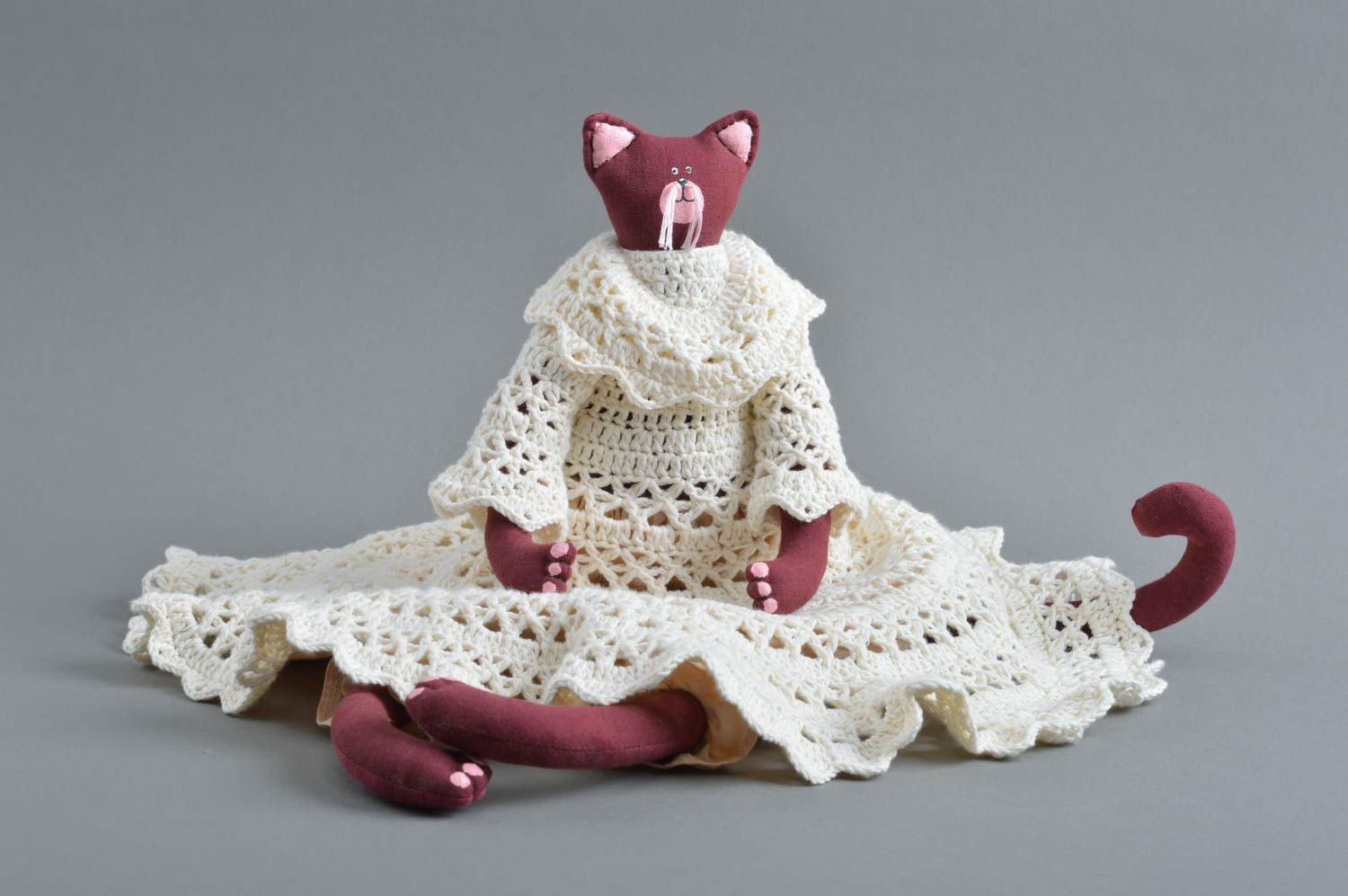 Juguete artesanal de tela peluche para niños regalo original gatita en vestido foto 3