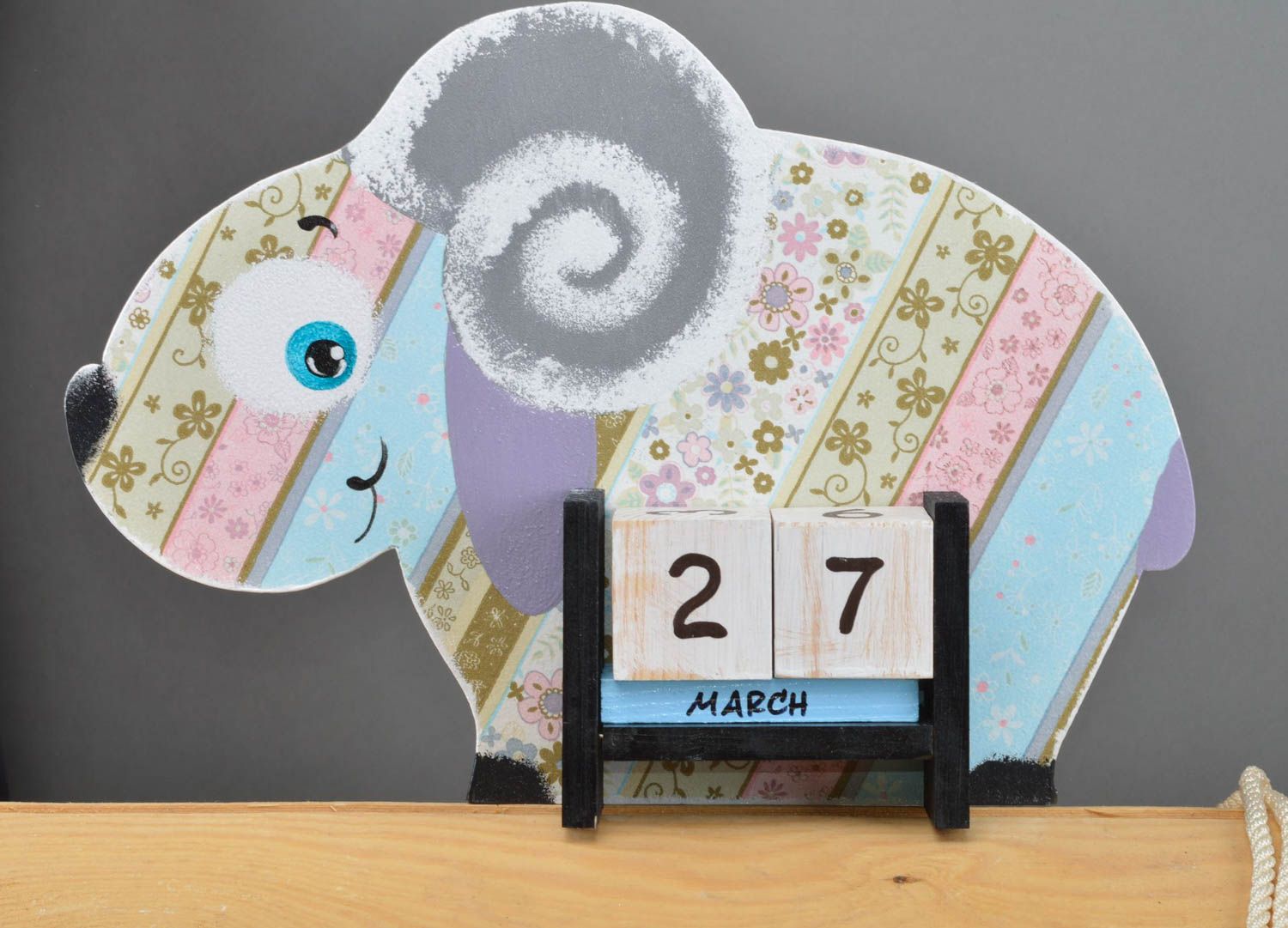 Drolliger Holz Tischkalender für Kinder in Form von Schaf handmade Decoupage  foto 2