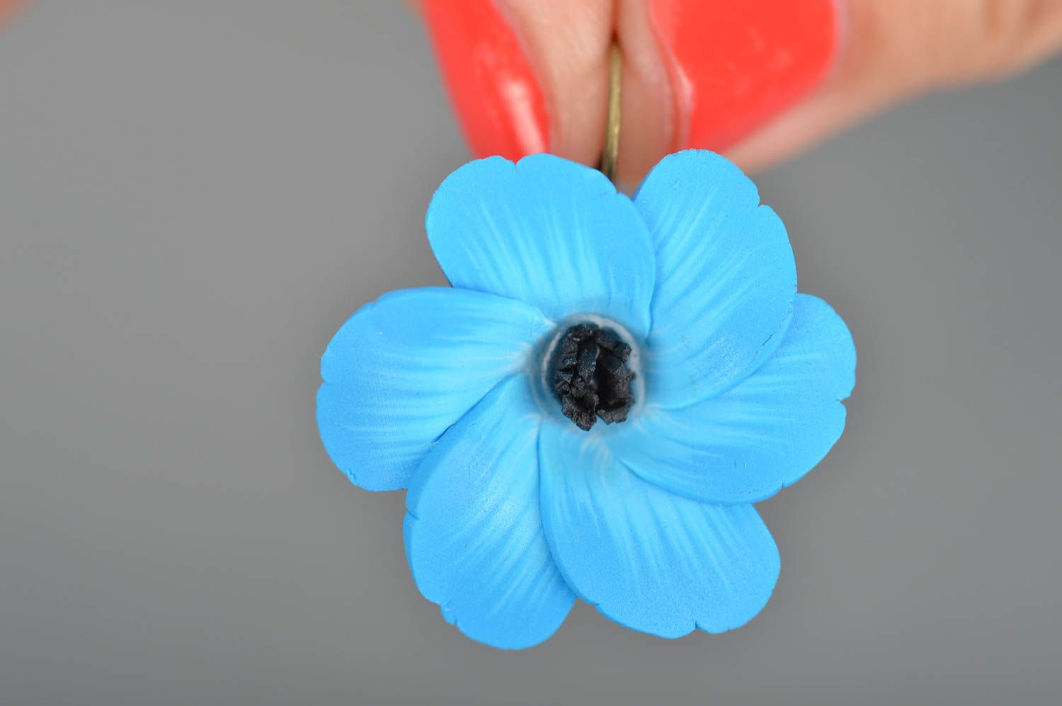 Schöne helle blaue einfarbige handgemachte Ohrringe aus Polymerton mit Blumen foto 3
