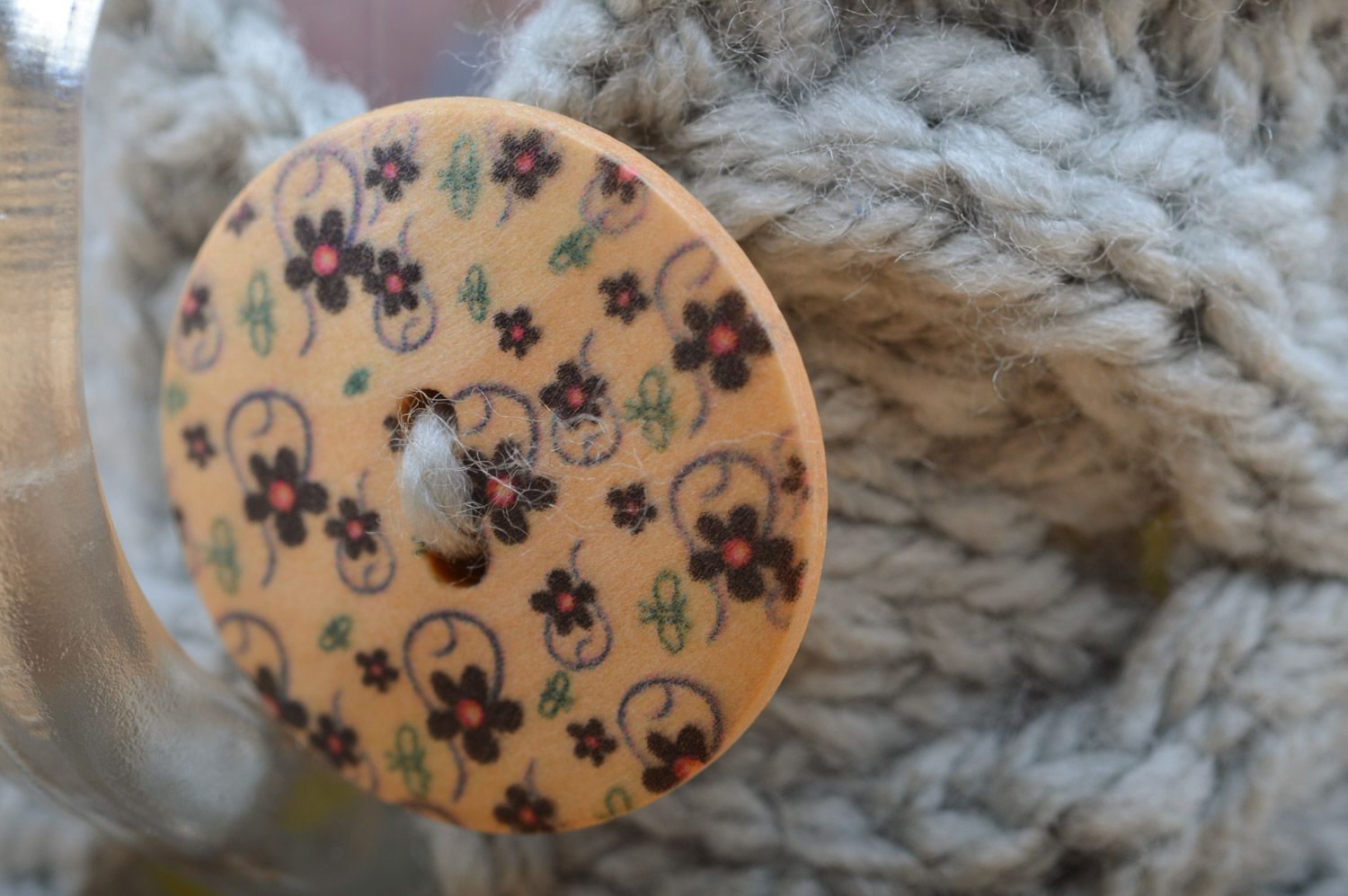 Protège-tasse tricoté avec des aiguilles en fils de laine gris fait main photo 4