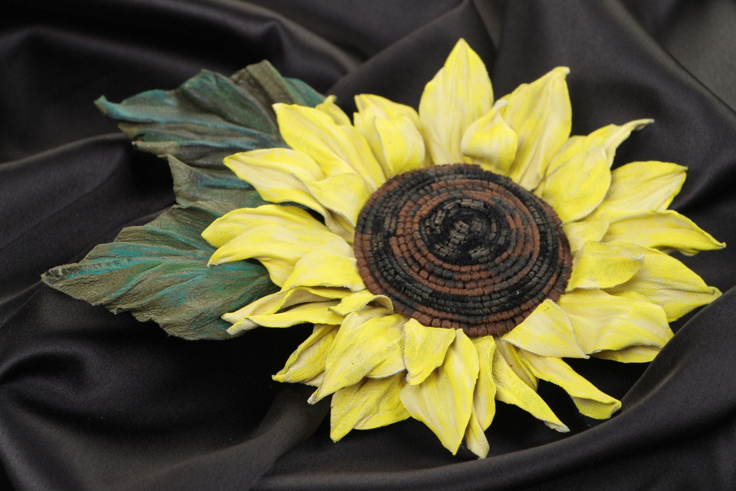 Farbige wunderschöne massive Brosche aus Leder in Form einer Sonnenblume  foto 1