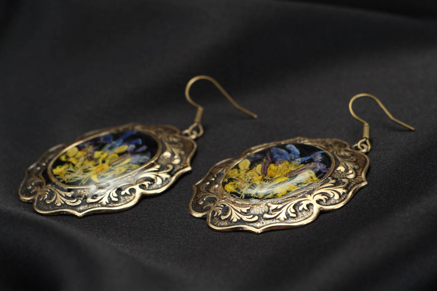 Brass pendant earrings with wildflowers photo 3