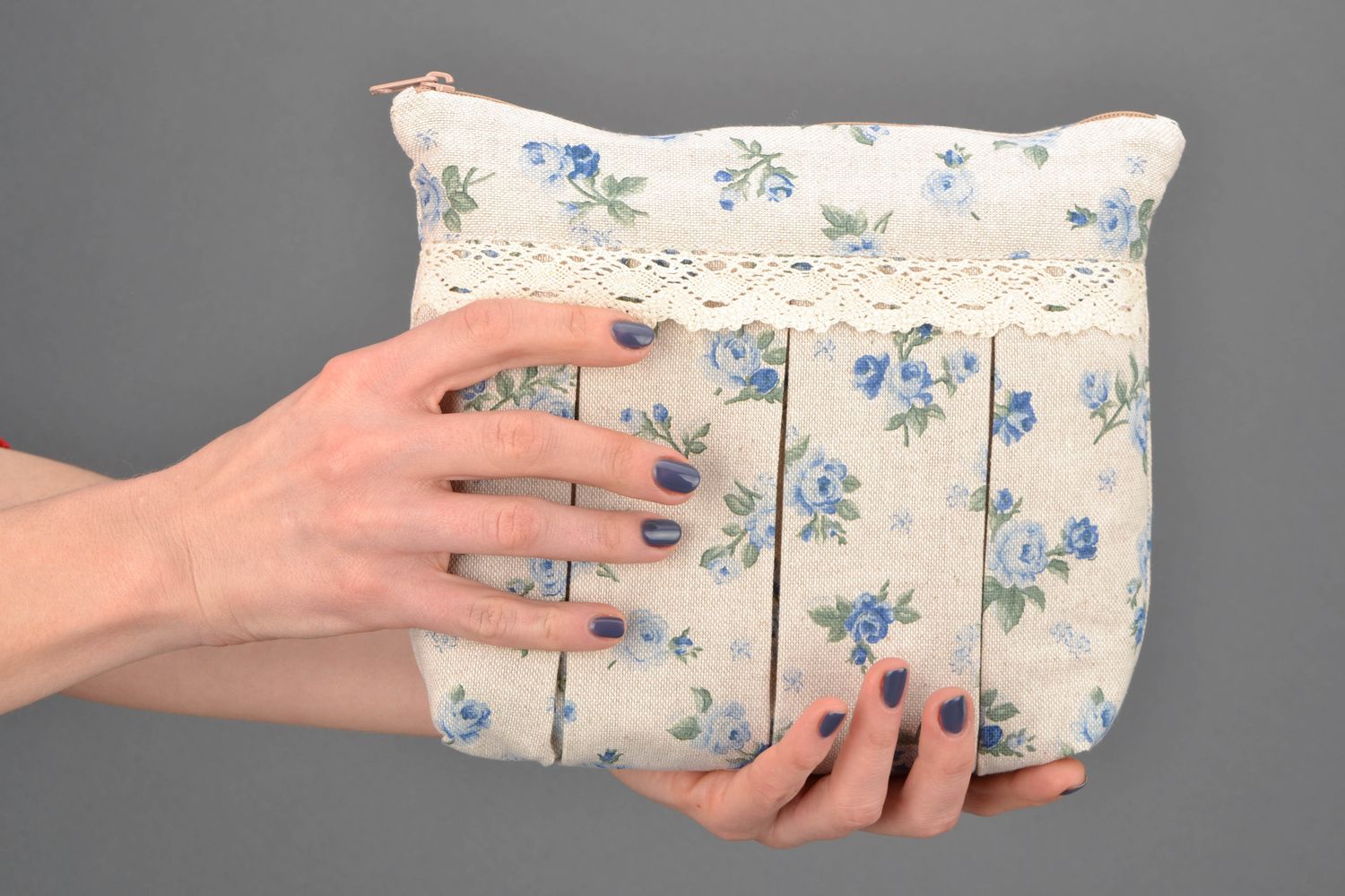 Handmade schöne Kosmetiktasche aus Textil mit Spitze blaue Rose   foto 1