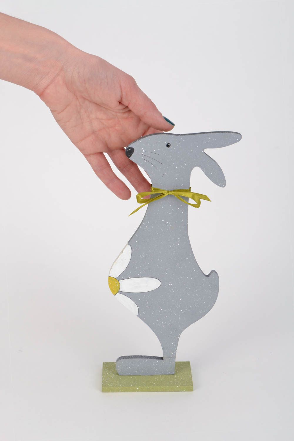 Graues Interieur Spielzeug aus Furnierholz Hase mit Ständer künstlerische Handarbeit foto 2