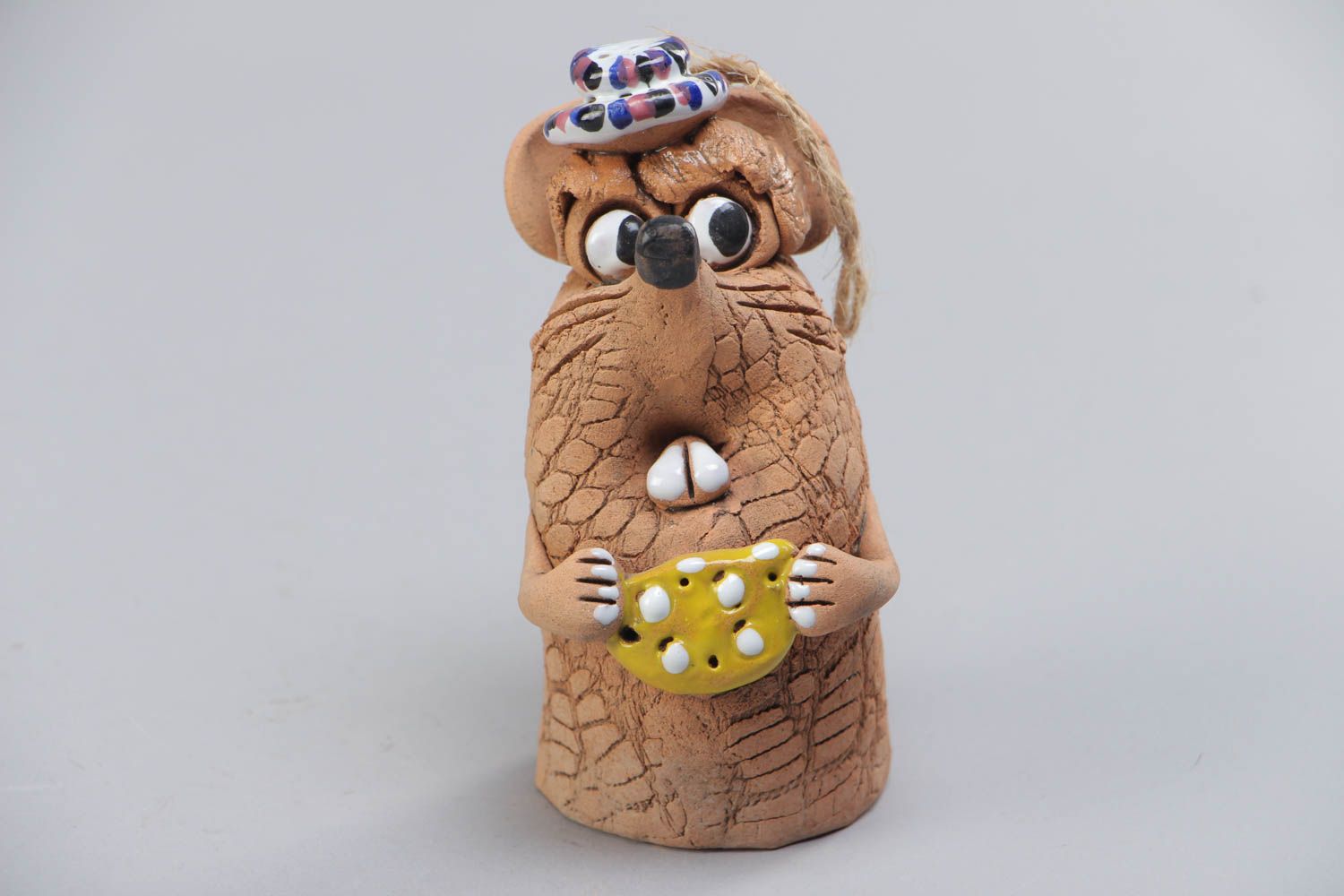 Расписанный красками глиняный колокольчик в виде мышки с сыром ручной работы фото 2