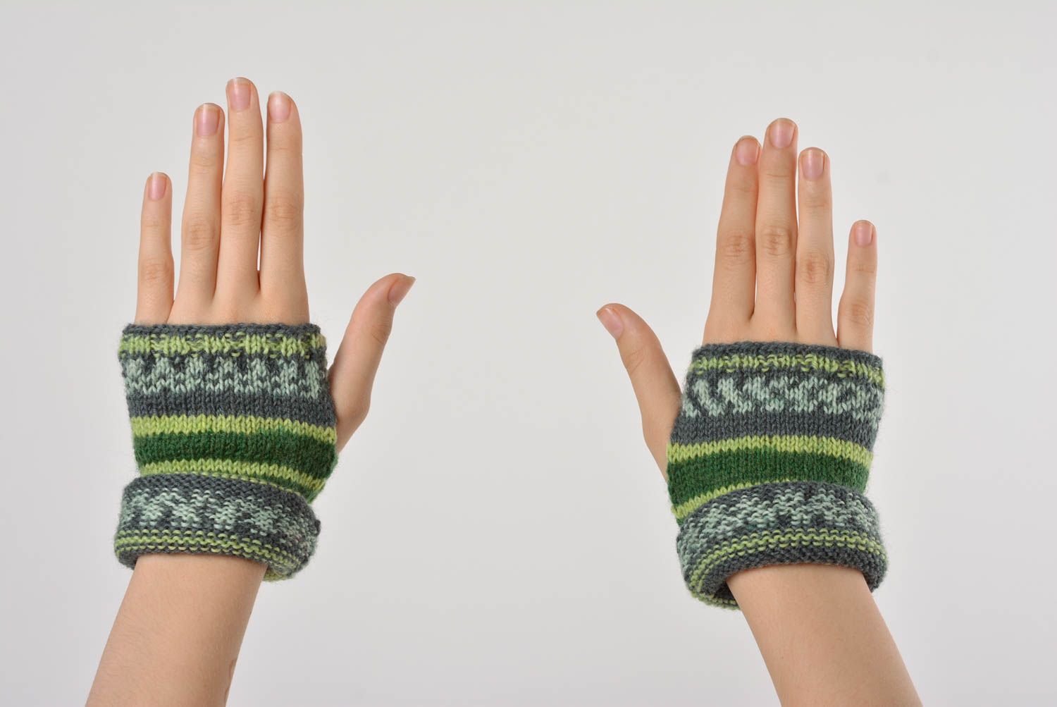 Mitaines vertes rayées tricotées en laine avec des aiguilles faites main photo 5