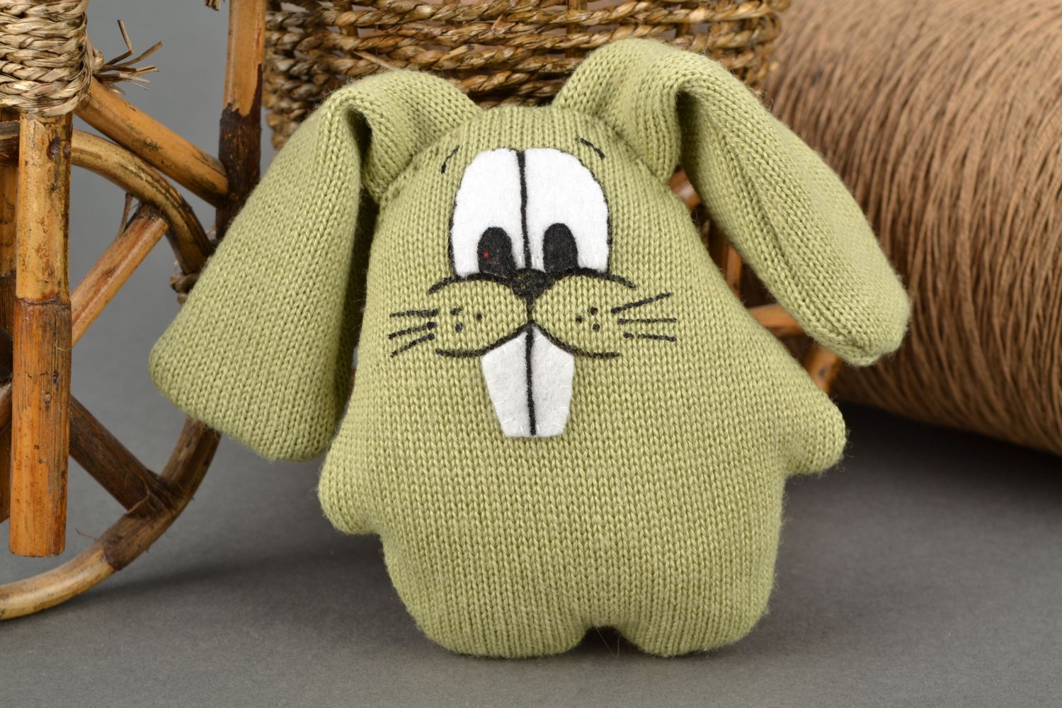 Декоративная игрушка в виде зайца из трикотажа  фото 1