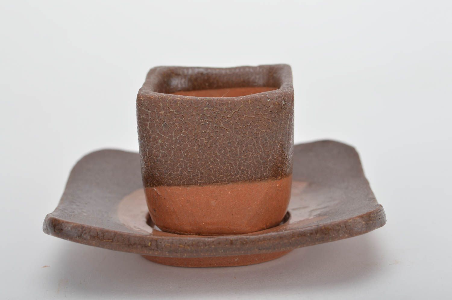 Kleine braune keramische Kaffeetasse mit Untertasse aus rotem Ton handgeschaffen foto 1