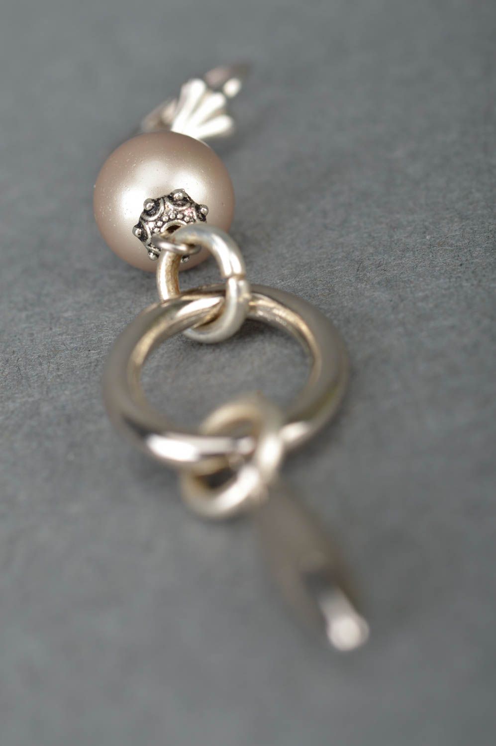 Künstlerische schöne handgeschaffene Gehänge Ohrringe aus Metall mit Perlen toll foto 4